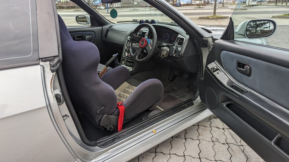 Nissan Skyline R33 interiér potřebuje renovaci