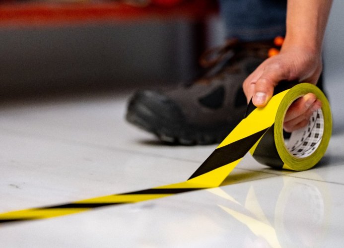 3M™ označovacia PVC lepiaca páska pre bezpečnostné značenie 766i, 50 mm x 33 m, prevedenie čierno-žltá