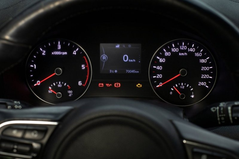 Červené kontrolky v autě: co znamenají a jak reagovat