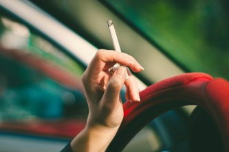 Jak odstranit zápach cigaret z auta: 8 tipů, které opravdu zaberou