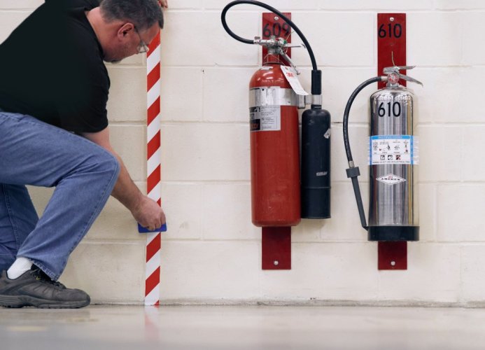 3M™ označovacia PVC lepiaca páska pre bezpečnostné značenie 766i, 50 mm x 33 m, prevedenie červeno-biela