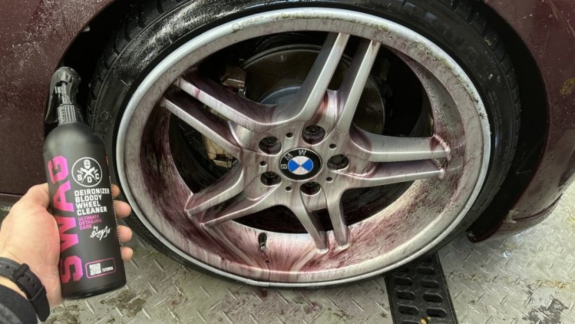 Čistič alu kol a odstraňovač polétavé rzi - SWAG Deironizer Bloody Wheel Cleaner - 500 ml Čistič alu kol a odstraňovač polétavé rzi - SWAG Deironizer Bloody Wheel Cleaner - 500 ml