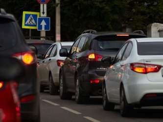 Jak jezdit s automatem v koloně: 7 tipů pro plynulou jízdu