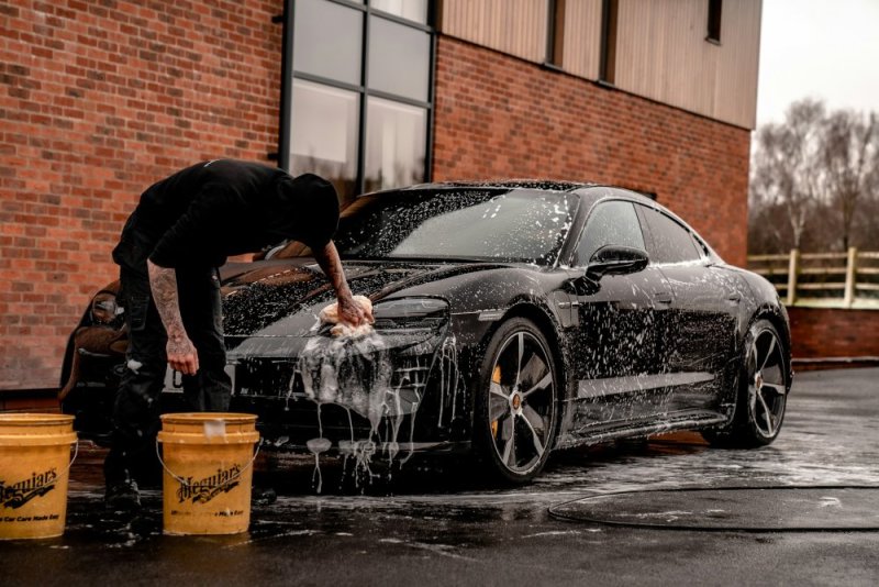Čím umýt auto: co použít, aby se nepoškodil lak