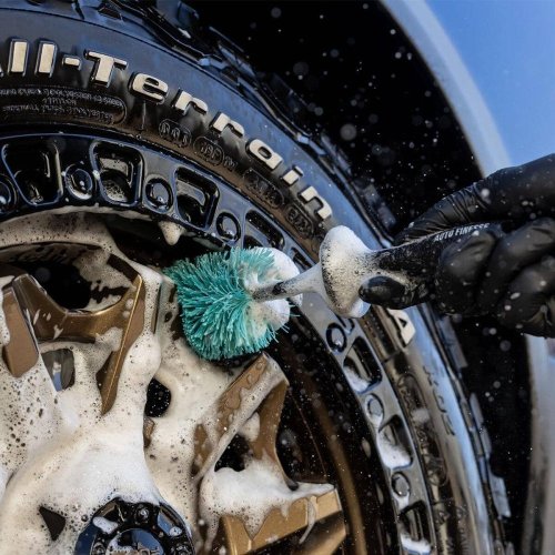 Auto Finesse Mini Barrel Brush chemicky odolná kefka na kolesá