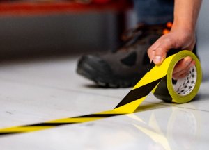 3M™ označovacia PVC lepiaca páska pre bezpečnostné značenie 766i, 50 mm x 33 m, prevedenie čierno-žltá