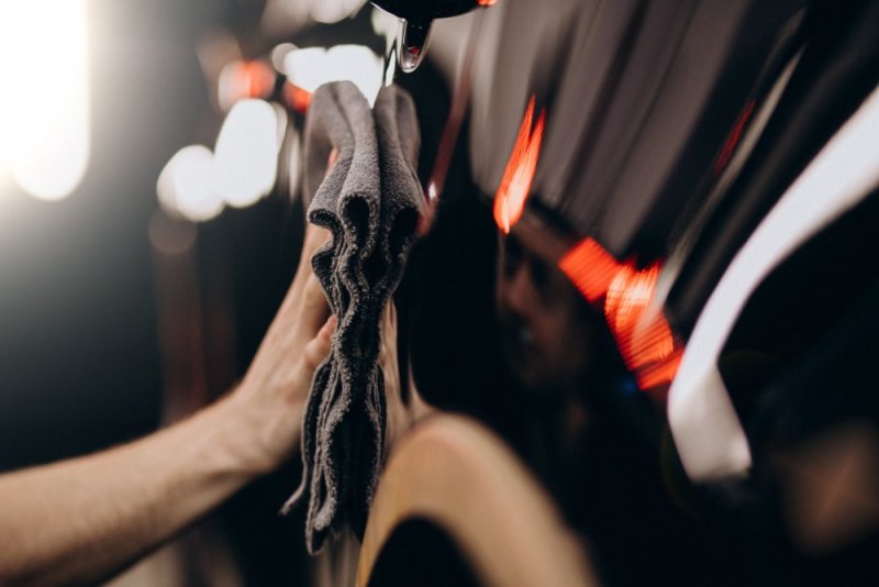 Jak odstranit polepy z auta: 5 kroků bez poškození laku