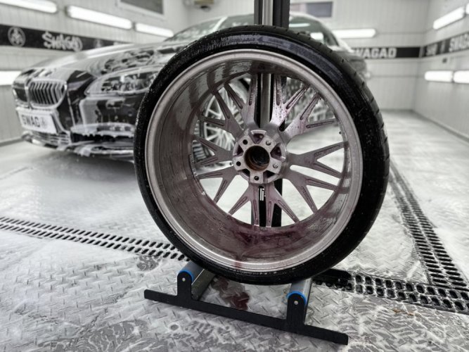 Čistič alu kol a odstraňovač polétavé rzi - SWAG Deironizer Bloody Wheel Cleaner RTU - 5000 ml