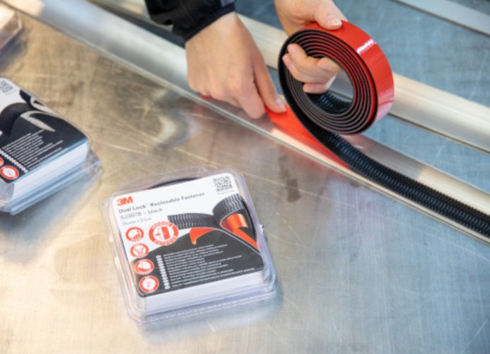 3M™ Dual Lock™ samolepíci suchý zip SJ354B, černý, 25 mm x 2.5 m