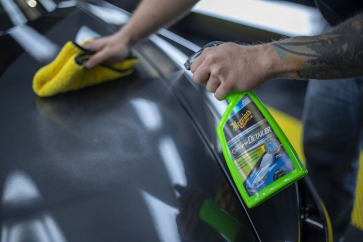 Hybridní keramický detailer pro odstranění lehkých nečistot a posílení ochrany - Meguiar's Hybrid Ceramic Detailer - 768 ml