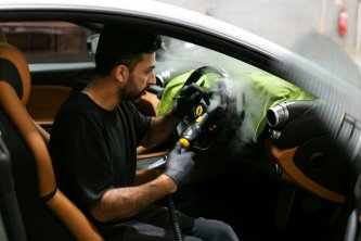 Čištění párou: zkušenosti, přínosy a limity při úklidu auta