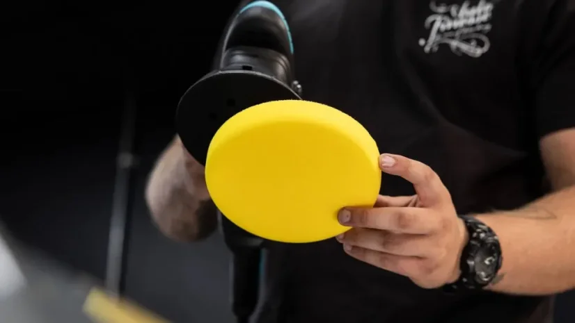 Středně tvrdý leštící kotouč 125 mm Auto Finesse Revitalise - 2. krok