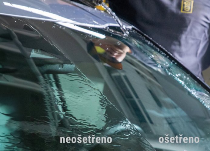 Čistič autoskel s tekutými stěrači - Meguiar's Ultimate Glass Cleaner & Water Repellent - 473 ml