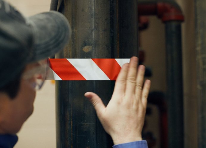 3M™ označovacia PVC lepiaca páska pre bezpečnostné značenie 766i, 50 mm x 33 m, prevedenie červeno-biela