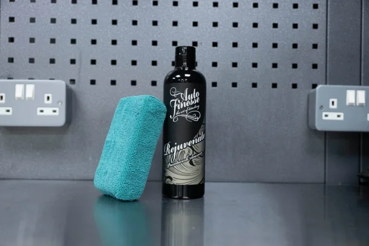 Čistící leštěnka pro přípravu na voskování Auto Finesse Rejuvenate 500 ml