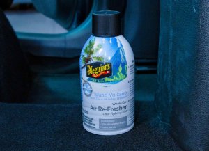 Meguiar's Whole Car Air-Refresher - pohlcovač pachů + osvěžovač vzduchu, 57 g, vůně: Island Volcano_4 Meguiar's Whole Car Air-Refresher - pohlcovač pachů + osvěžovač vzduchu, 57 g, vůně: Island Volcano_4