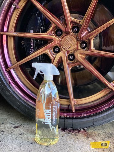 Odstraňovač polétavé rzi (oranžových teček) pro dekontaminaci karoserie auta Gyeon Q2M Iron REDEFINED 1 litr