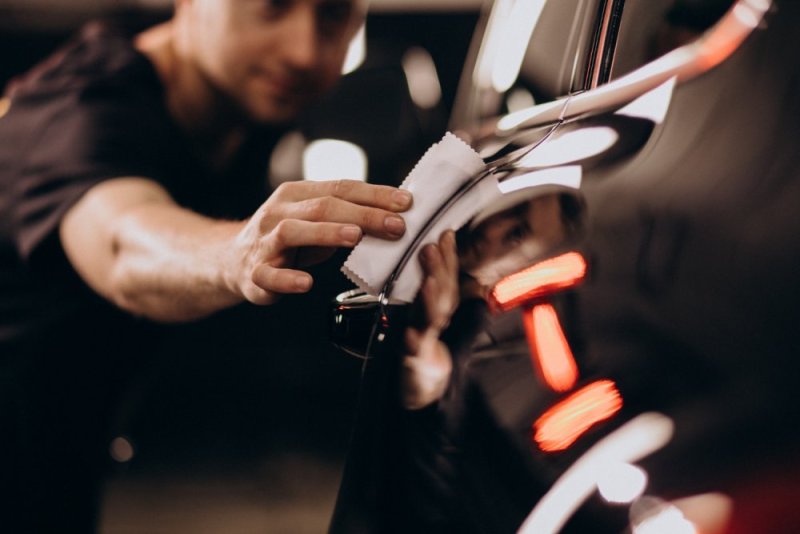 Jak voskovat auto: správný postup pro dlouhotrvající ochranu laku