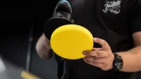 Středně tvrdý leštící kotouč 125 mm Auto Finesse Revitalise - 2. krok