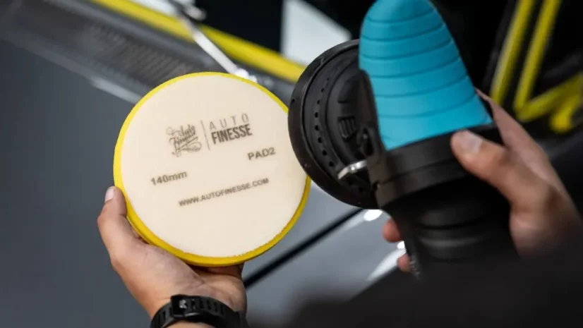 Středně tvrdý leštící kotouč 125 mm Auto Finesse Revitalise - 2. krok