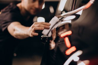 Jak voskovat auto: správný postup pro dlouhotrvající ochranu laku