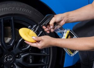 Meguiar's Ultimate Insane Shine Tire Spray - lesk na pneumatiky, 473 ml