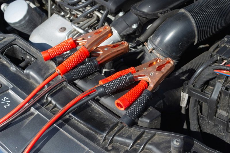 Musím při nabíjení autobaterie odpojit kabely? Pozor na tuhle chybu, která vás může přijít draho