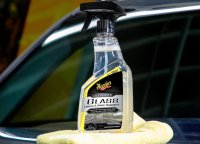 Čistič autoskel s tekutými stěrači - Meguiar's Ultimate Glass Cleaner & Water Repellent - 473 ml