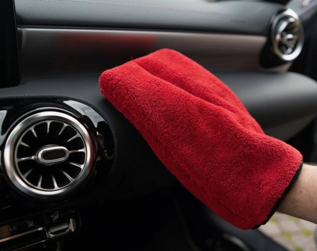 Nuke Guys Detailing Mitt Red - Mikrovláknová rukavice na interiér