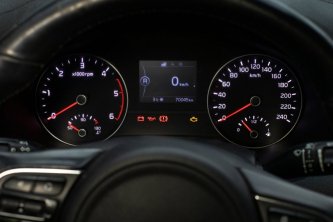 Červené kontrolky v autě: co znamenají a jak reagovat